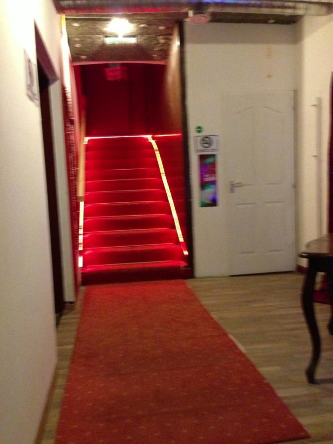Whole Basement Former Pub For Stag Do, Bachelor House Party Flat Budapest Luaran gambar